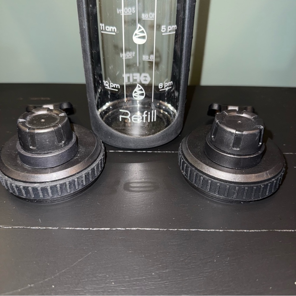 NWOT- FIT -32 oz Glass Water Bottle with 2 Lids, Time Marker, Silicone Sleeve - Picture 5 of 16